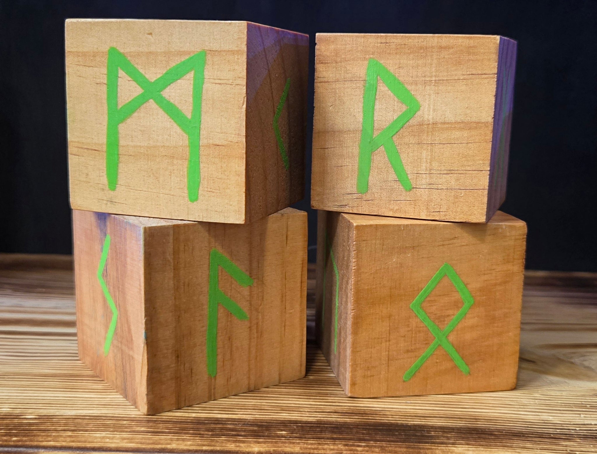Large Rune dice light brown