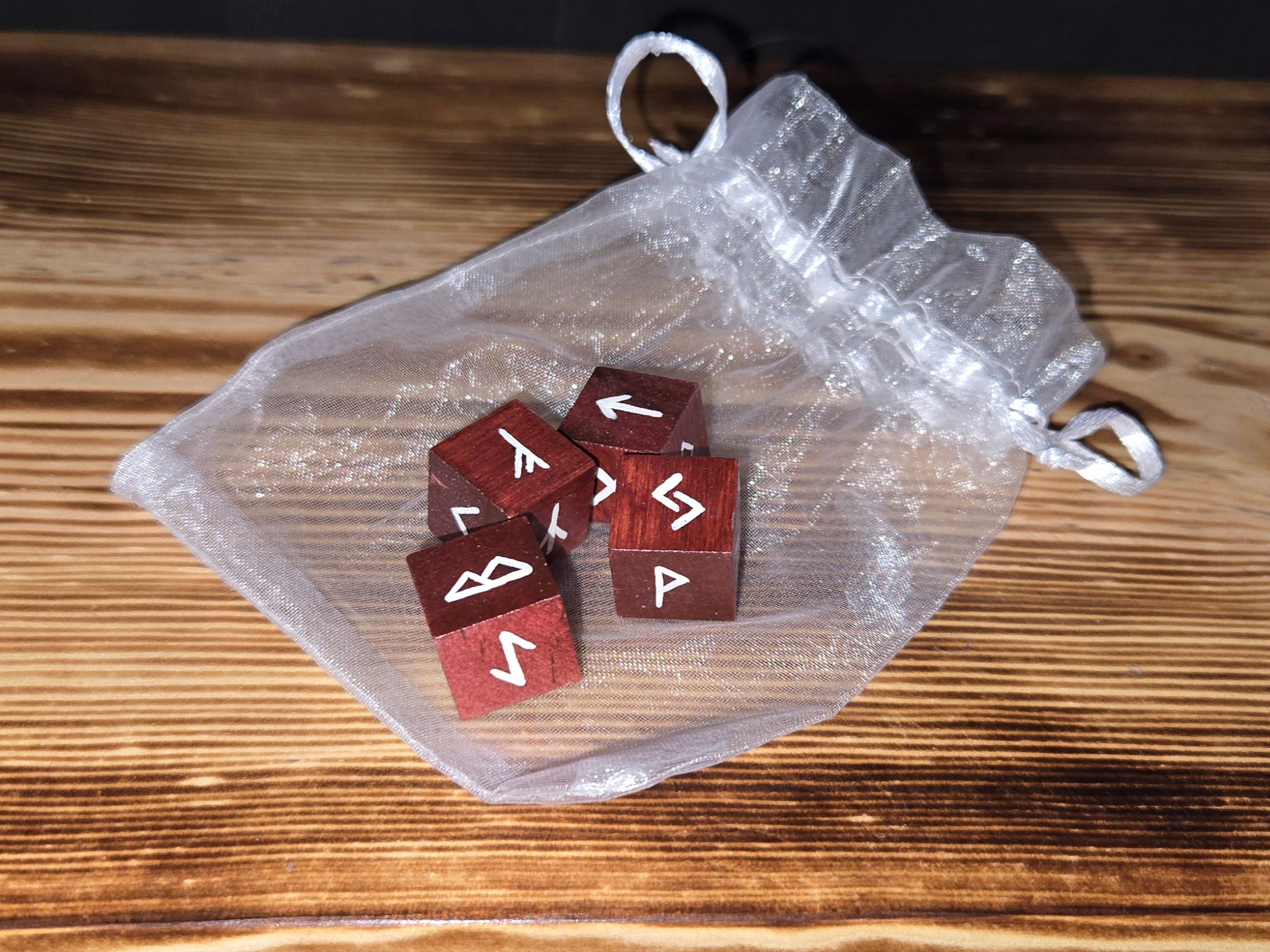Rune dice - cherry