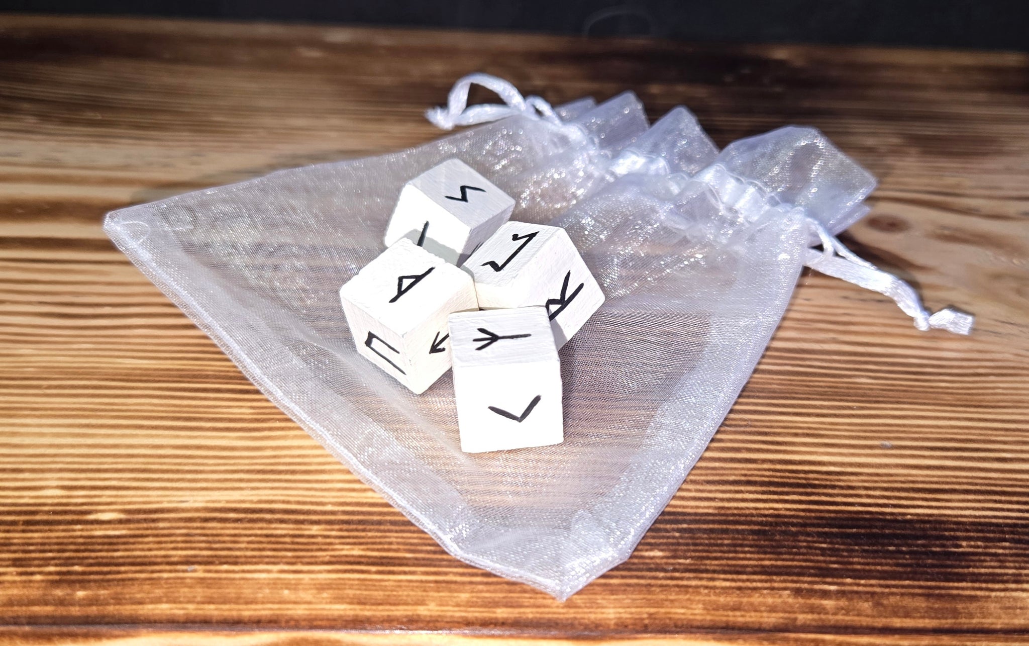 Rune dice - white